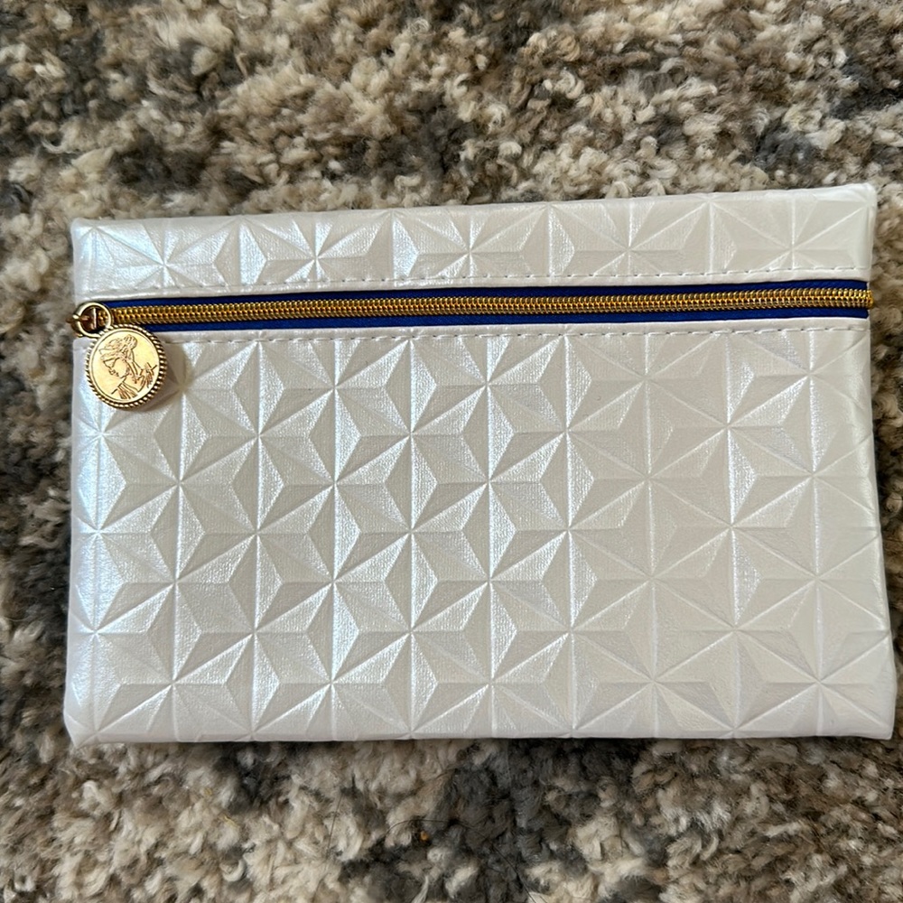 ❌SOLD FREE W/ ANY PURCHASE. Make up bag.